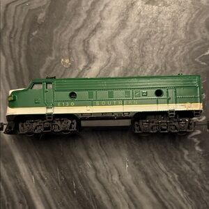 Southern Railway livery Green and Cream Model Train Locomotive